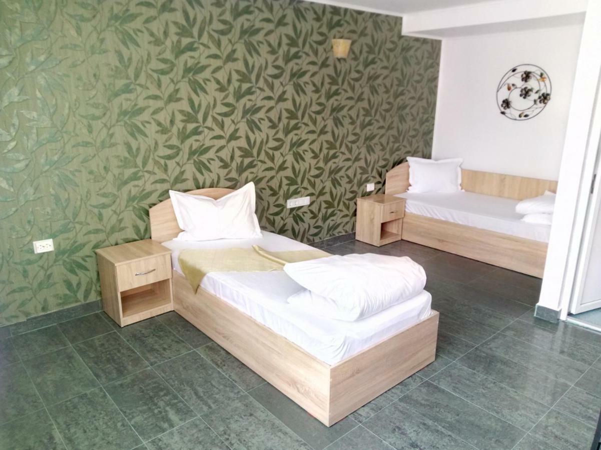 Camere De Inchiriat Carpati Hunedoara Esterno foto