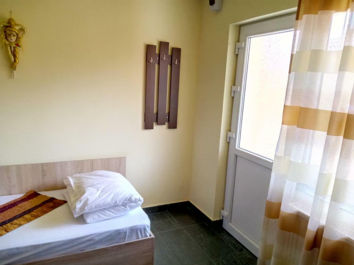 Camere De Inchiriat Carpati Hunedoara Esterno foto
