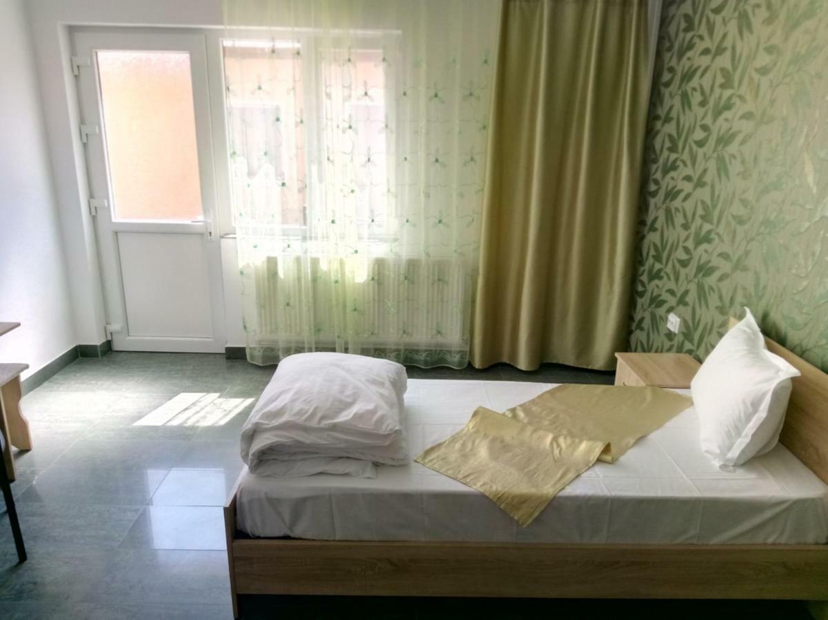 Camere De Inchiriat Carpati Hunedoara Esterno foto