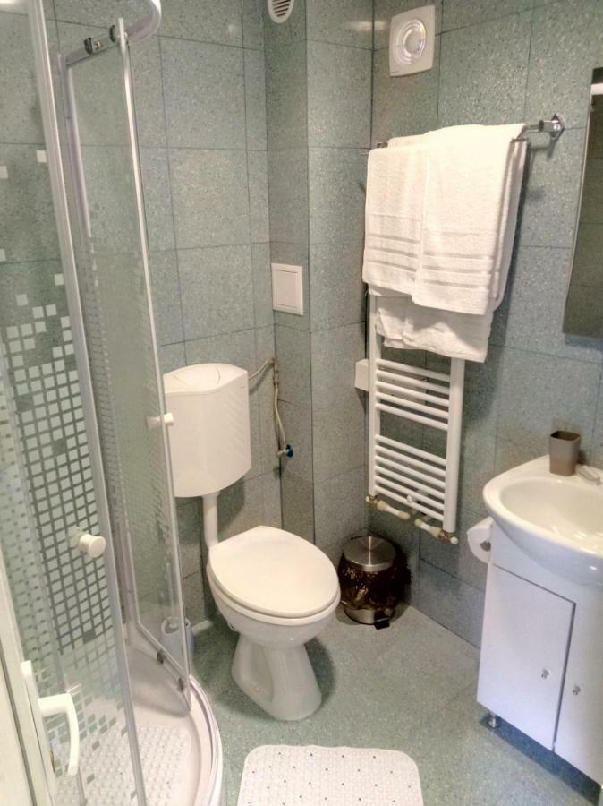 Camere De Inchiriat Carpati Hunedoara Esterno foto