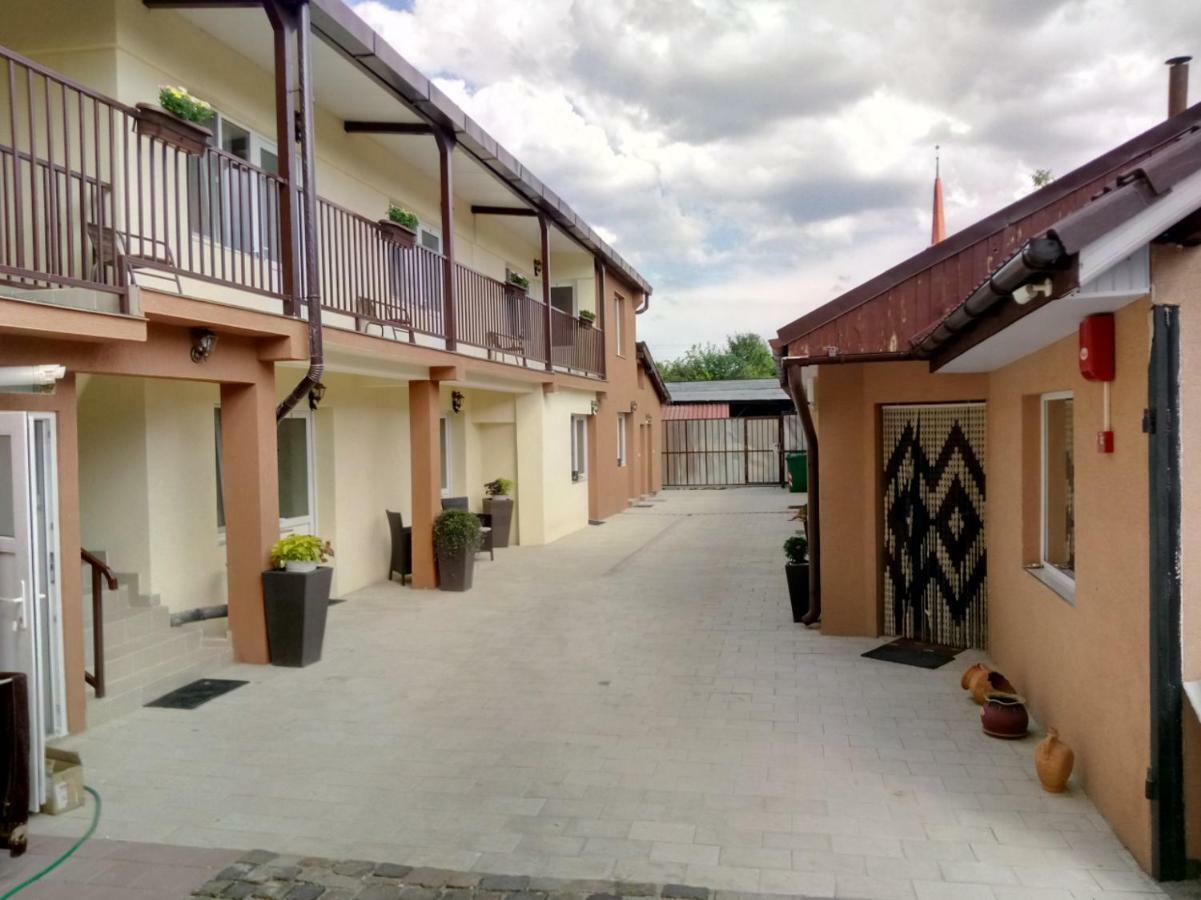 Camere De Inchiriat Carpati Hunedoara Esterno foto