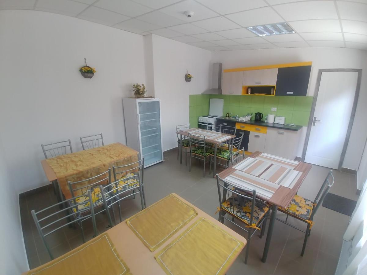 Camere De Inchiriat Carpati Hunedoara Esterno foto